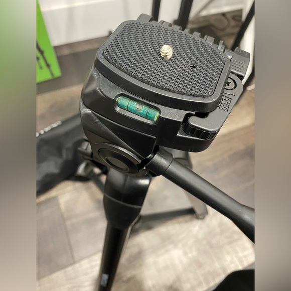 Vivitar 67" photo/video adjustable tripod, Vivitar 67" adj tripod - Picture 4 of 11